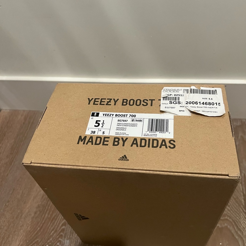 Yeezy Boost 700 Inertia - Picture 4 of 4